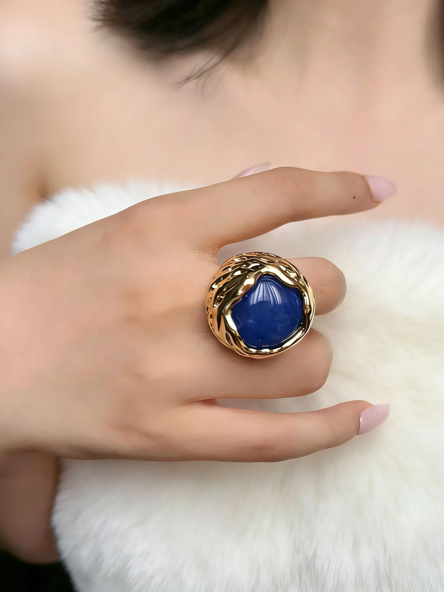 

Модное кольцо с рельефной текстурой под камень, элегантное, в стиле high-end, трендовое, эффектное, для женщин, из сплава, нерегулируемое.