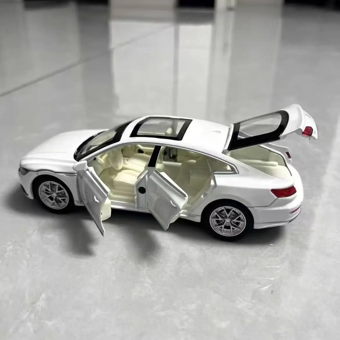 1: 32 Volkswagen CC พร้อมโมเดลรถโลหะผสมเสียงและแสง ของเล่นเด็กของสะสมระดับไฮเอนด์ที่สมจริง