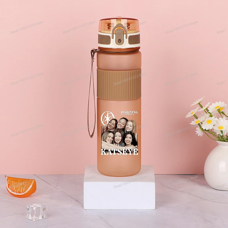 550ml Modische K-POP K-KATSEYE Mattierte Plastik-Wasserflasche Exquisiter Langlebiger Reise- und Party-Trinkbehälter Mädchen Geburtstagsgeschenke – Detail 26