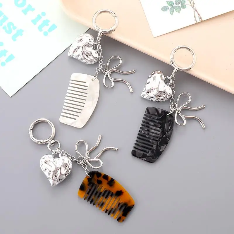 1 Stück Multifunktionaler Alien-Liebes-Anhänger Kamm Schlüsselanhänger Auto-Schlüsselring Dekorativer Herz-Kamm für Geschenke Handy-Hängedeko – Detail 1