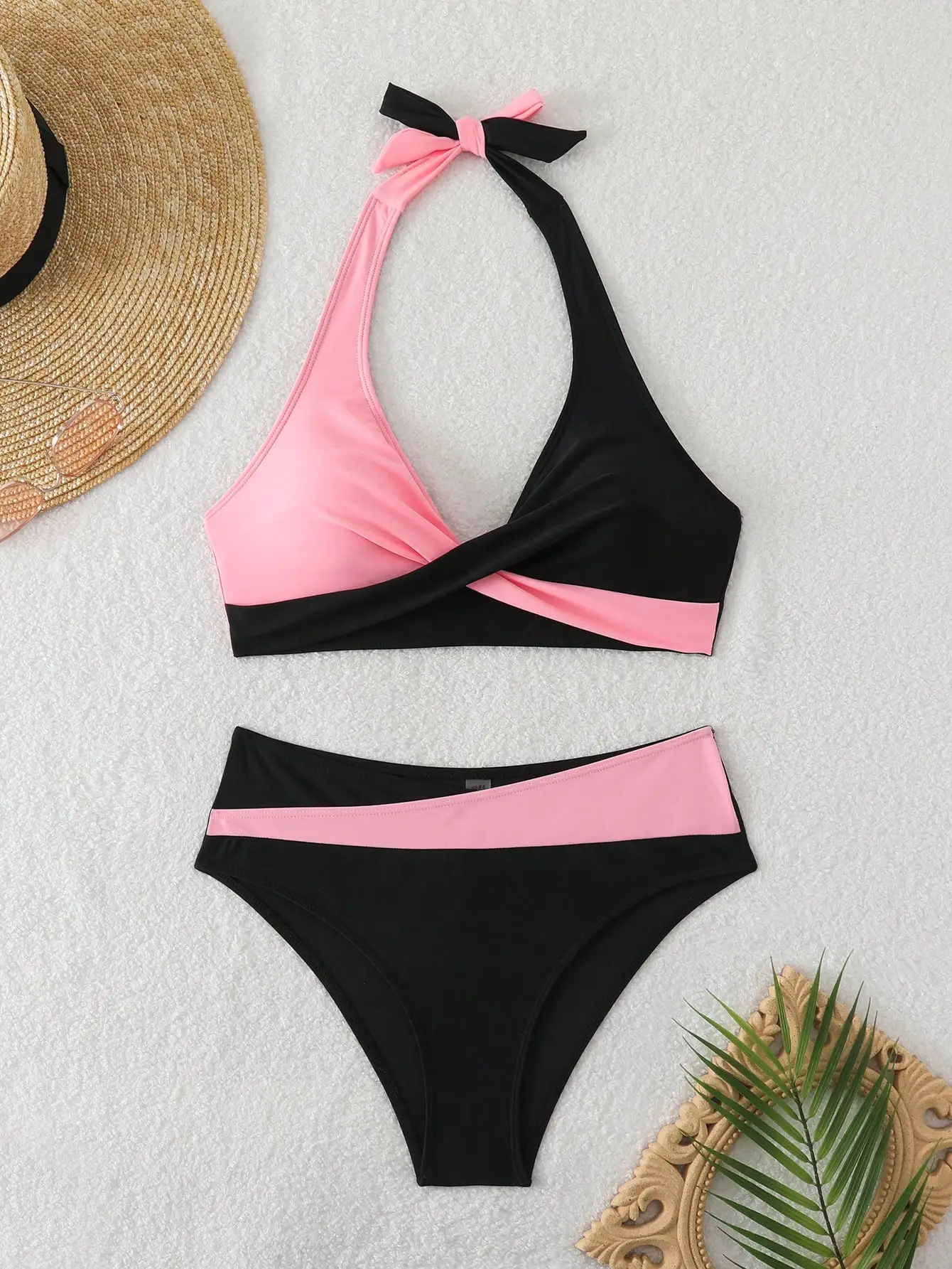 

Контрастный комплект бикини с завязками на шее для пляжного отдыха летом