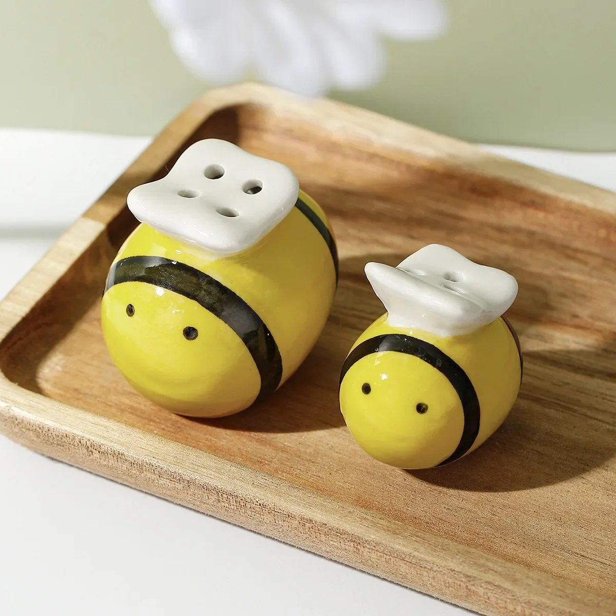 Cute Bee Ceramic Seasoning Bottle 2pc Set Kitchen Pepper Salt Seasoning Powder Bottle Storage Wedding Gift Crafts Spice Jars Set