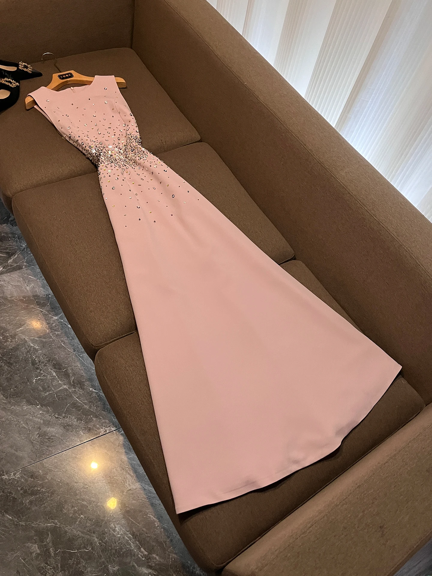 

Новое 2026: Элегантное вечернее платье-макси для женщин, розовое, с богатой отделкой, стройнящее, из полиэстера (без стрейча)