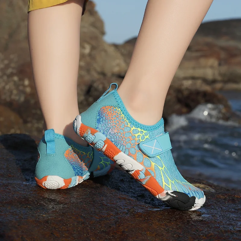 Летняя пляжная обувь для мальчиков и девочек, мягкие дышащие Нескользящие Детские туфли для воды, Детская уличная обувь на липучке