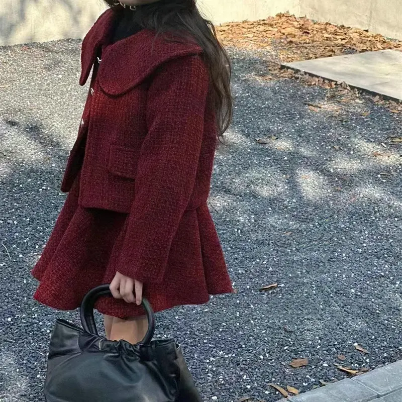 2025 شتاء جديد مجموعة ملابس الفتيات مزاجه مشبك واحد نسيج الصوف مع سترة قطن سميكة + تنورة الاطفال الدعاوى