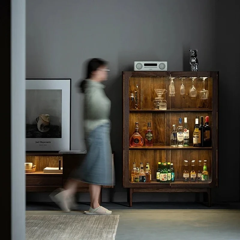 P خزانة مشروبات من الخشب الصلب، باب زجاجي على الحائط الشمالي مع خزانة عرض خفيفة شمالية. خزانة كتب من خشب الجوز الأسود الأمريكي