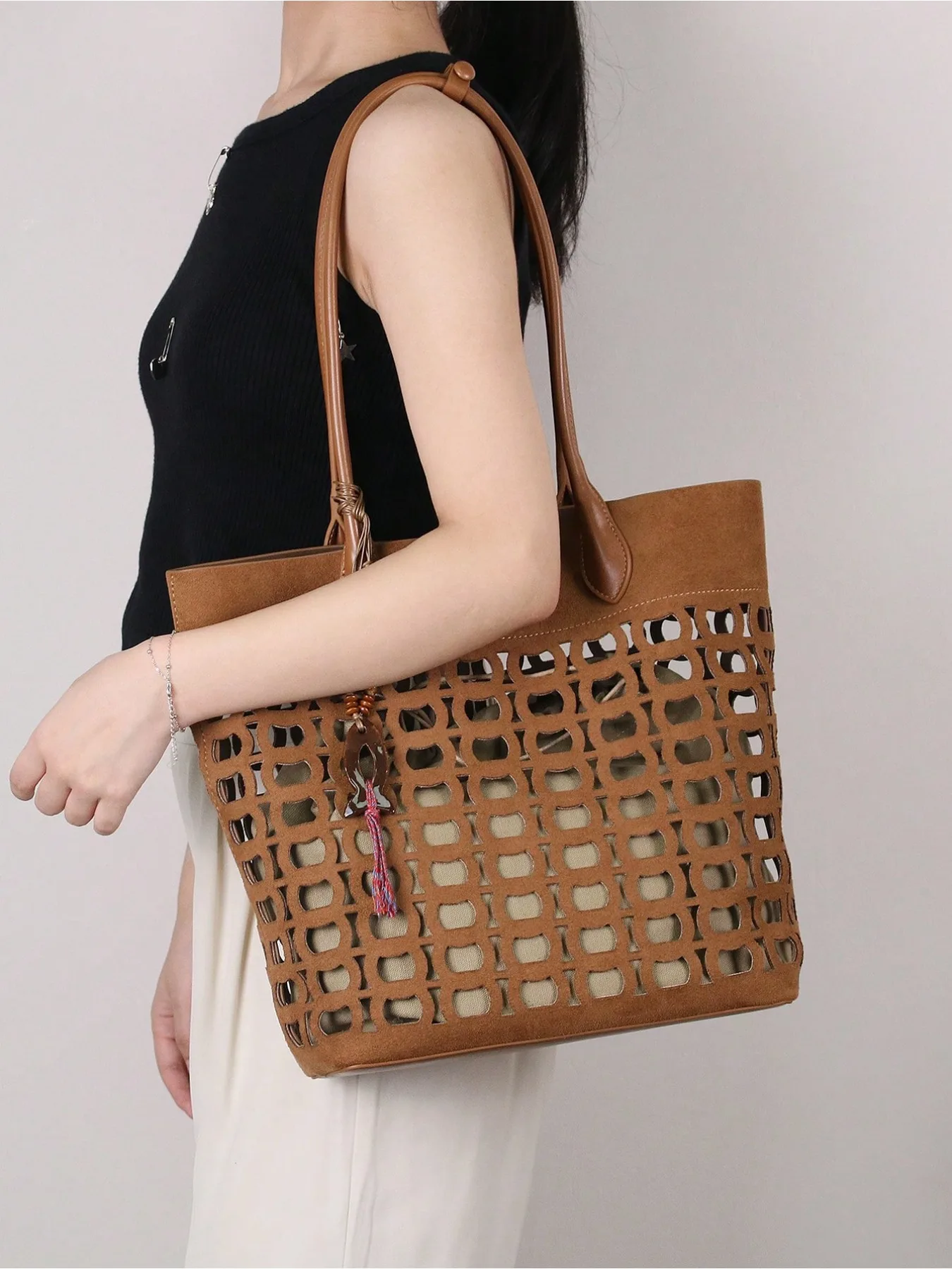 

2025 New Vintage Lace-up Casual Large Capacity Shoulder Bag with Pendant