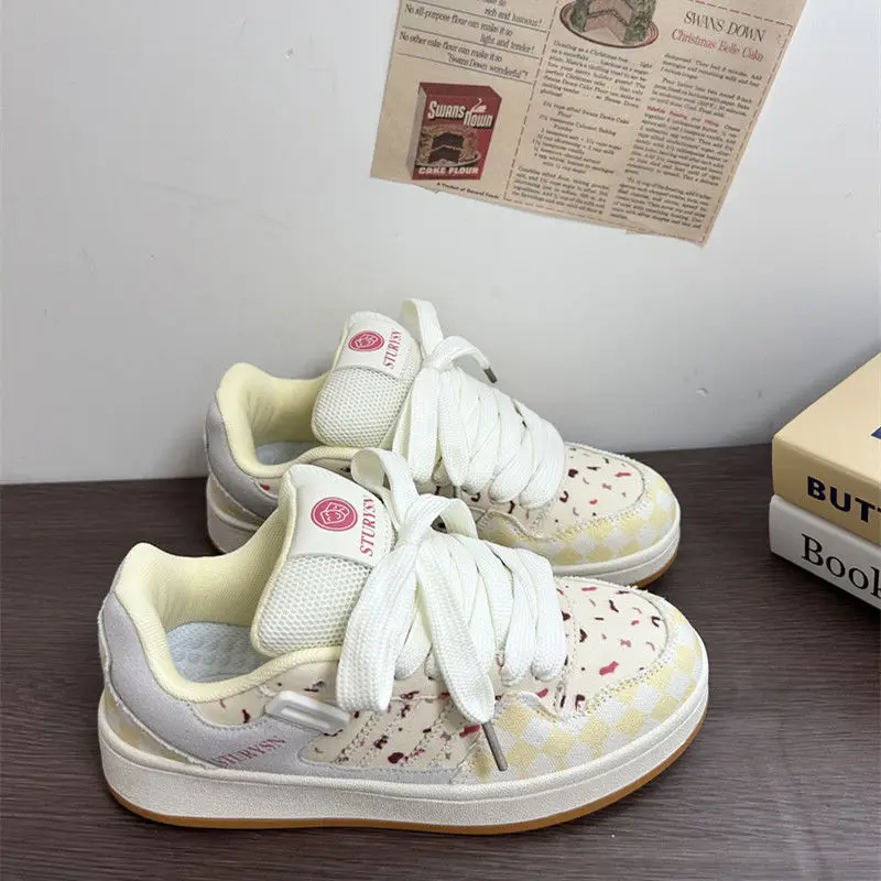 

Platform bread shoes Women's ins are cute and versatile casual sneakers Girls go to school shoes New casual sneakers for 2024