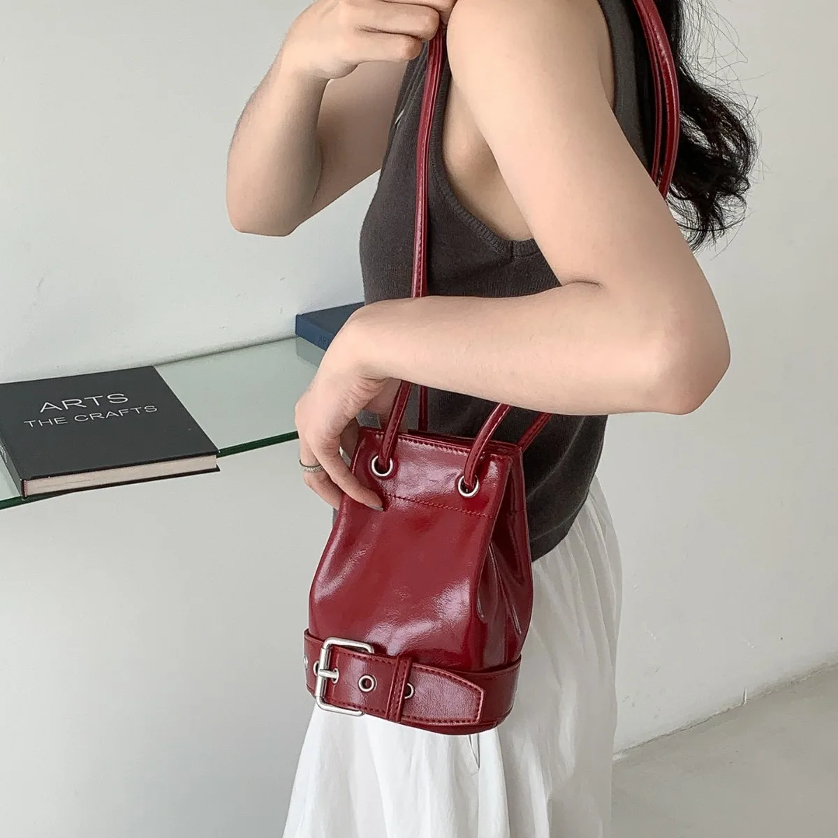 

Новая маленькая сумка-ведро, женская креативная сумка через плечо с украшением в виде ремня, дизайнерская ниша из искусственной кожи, однотонная сумка на плечо на шнурке Wo
