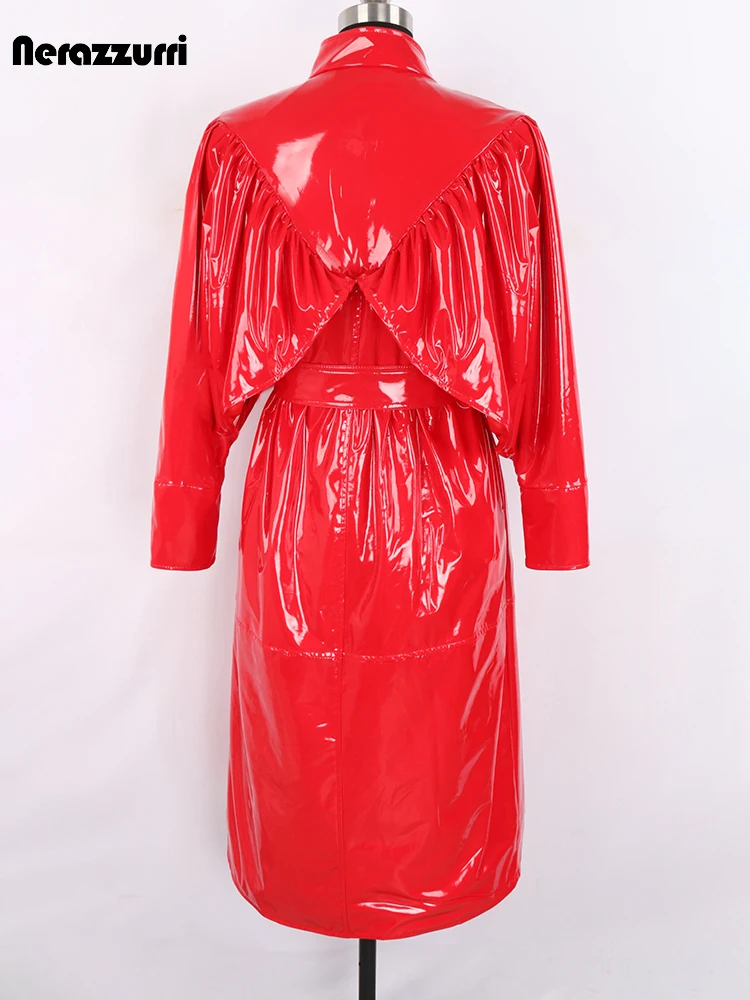 ฤดูใบไม้ร่วงยาวสะท้อนแสงสีแดงเงาหนัง Faux นุ่มสําหรับผู้หญิง Sashes Ruffle แขนปุ่มหรูหรา Emo ยุโรปแฟชั่น