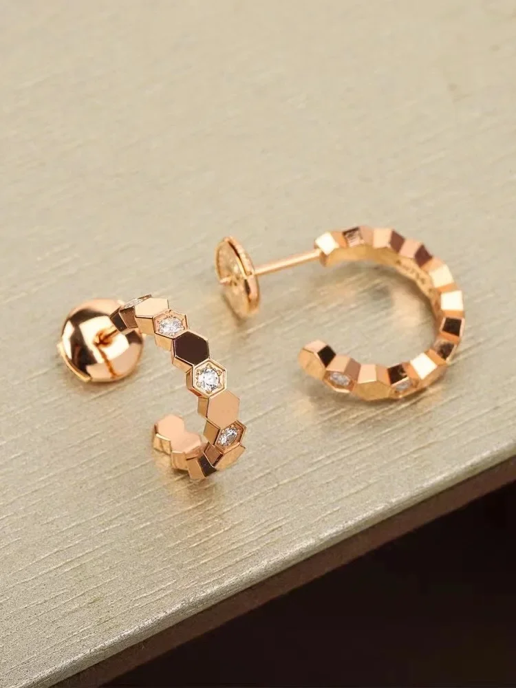 مجوهرات الأزياء على شكل قرص العسل بين أقراط الماس كل شيء موضة جديدة على شكل قرص العسل نسخة عالية من الأذن الفاخرة الخفيفة ذات الإحساس العالي