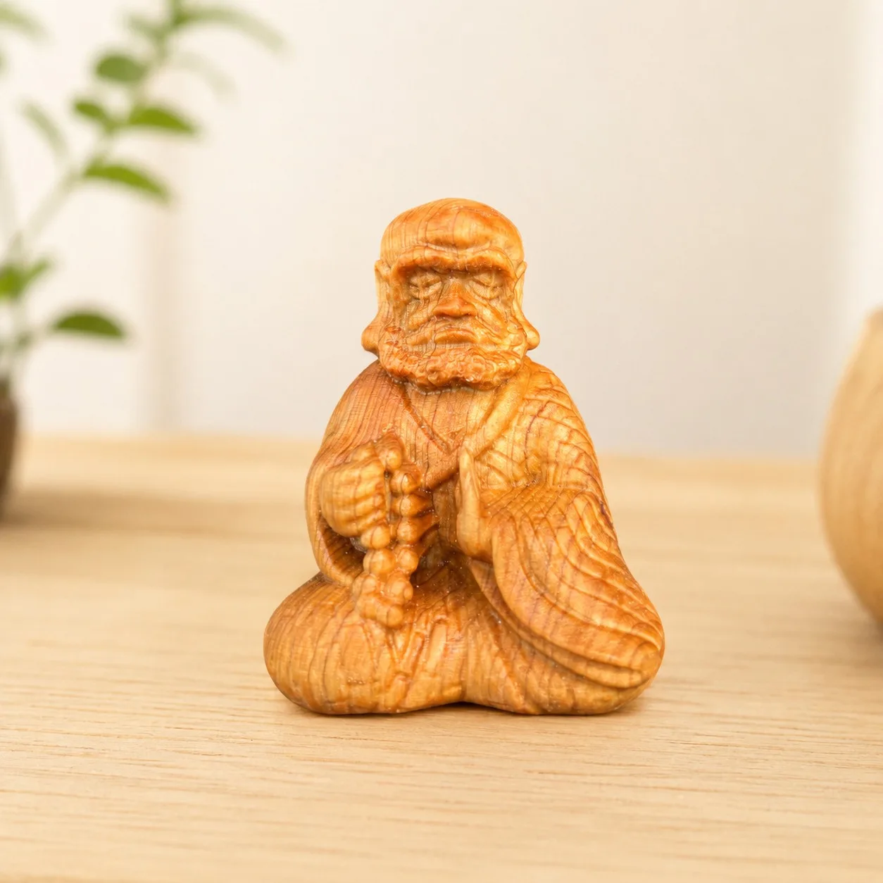 Hand Carved Thuja Wood Bodhidharma Statue for Zen Meditation Buddhist Feng Shui Office Desk Car Ornament Collectible Gift