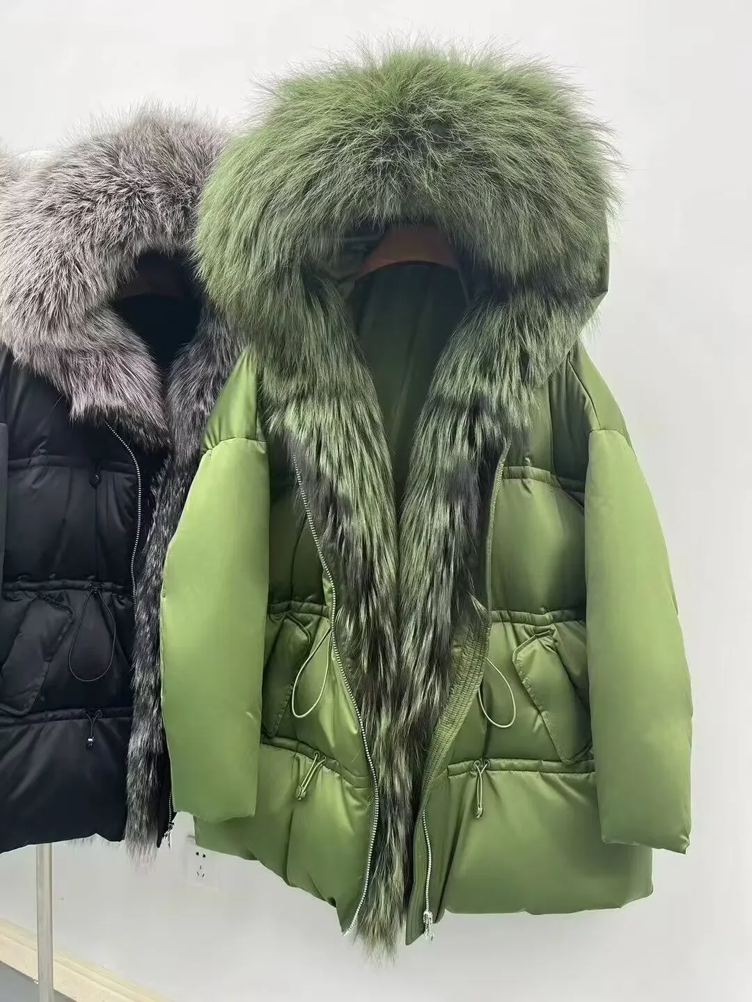 Piumino da donna in piuma d'oca bianca Piumino ispessito Piumino corto allentato caldo con collo in vera pelliccia di volpe naturale invernale di fascia alta