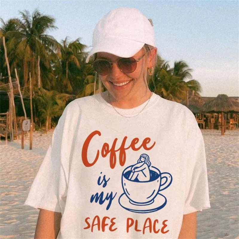 

Coffee is My Safe Place Забавная футболка с графическим принтом и круглым вырезом Повседневный белый топ с короткими рукавами Базовая женская летняя футболка