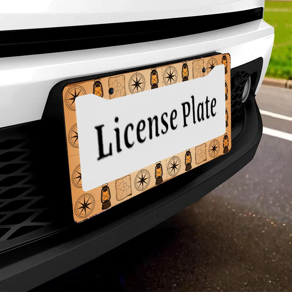 قطعة واحدة من إطار لوحة الترخيص ذو فتحتين بني عتيق مع نمط فانوس وبوصلة، مادة ألومنيوم، 6 × 12 بوصة، تتضمن طقم براغي