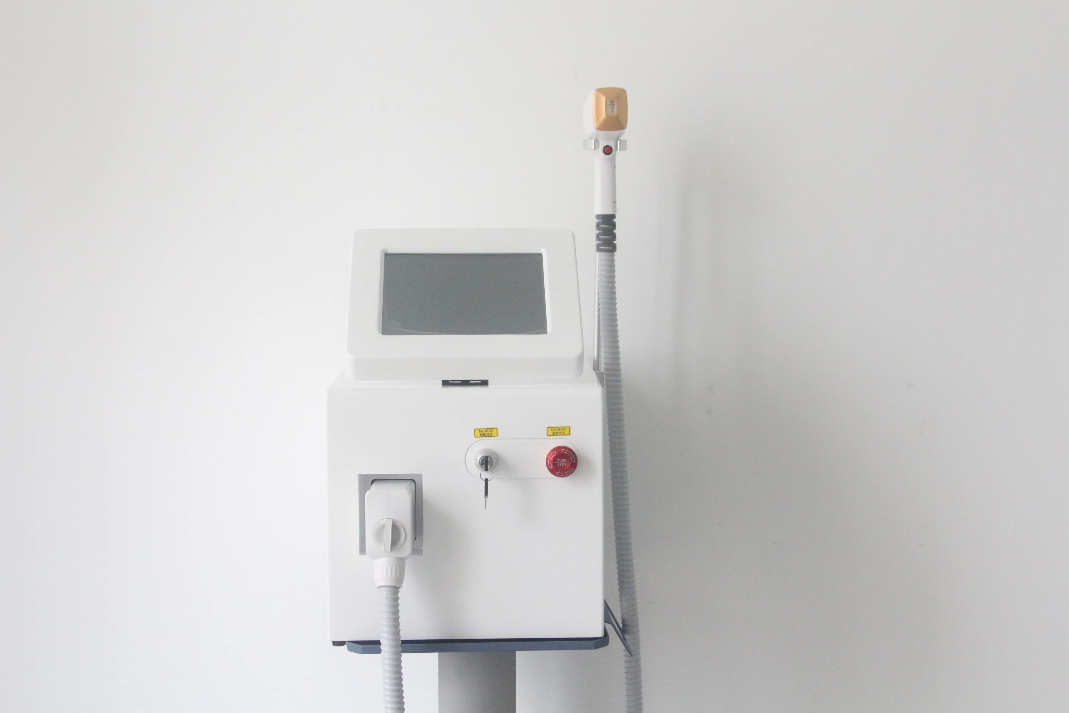 Профессиональный аппарат для удаления диодов высокой мощности александрита 808 2000 нм 3 длины волны Вт нм