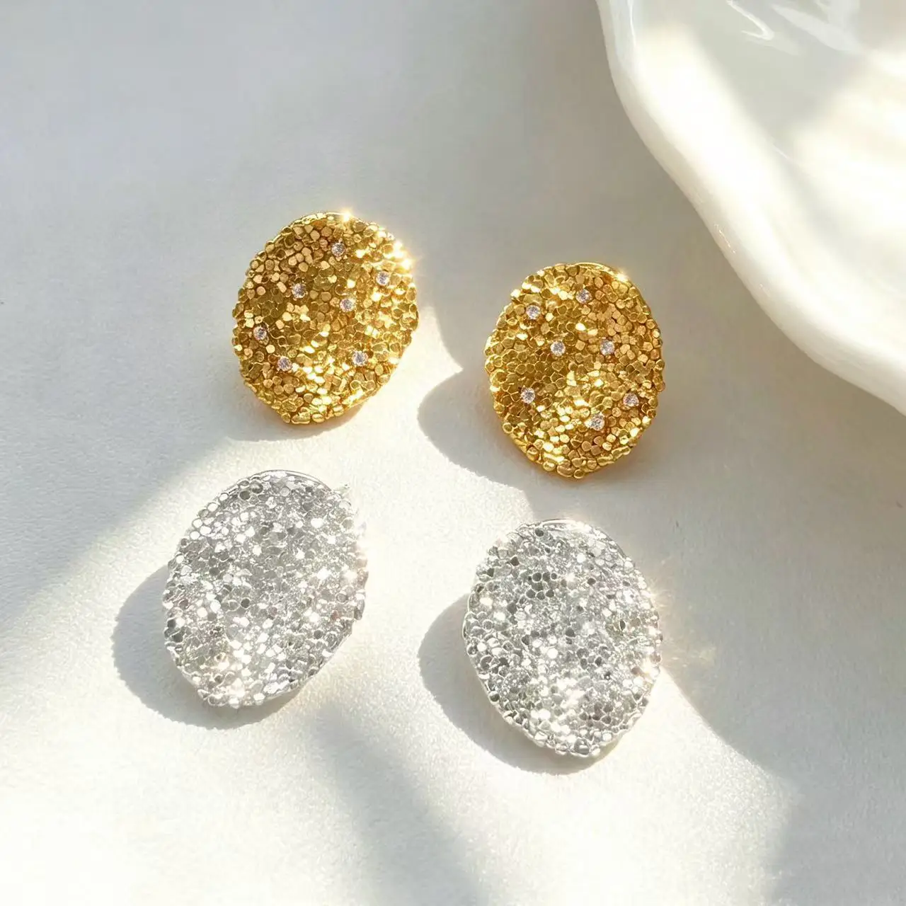 Sparkling broken diamond oval stud earrings sparkling honeycomb texture metal earrings gold and silver light luxury commuter ear
