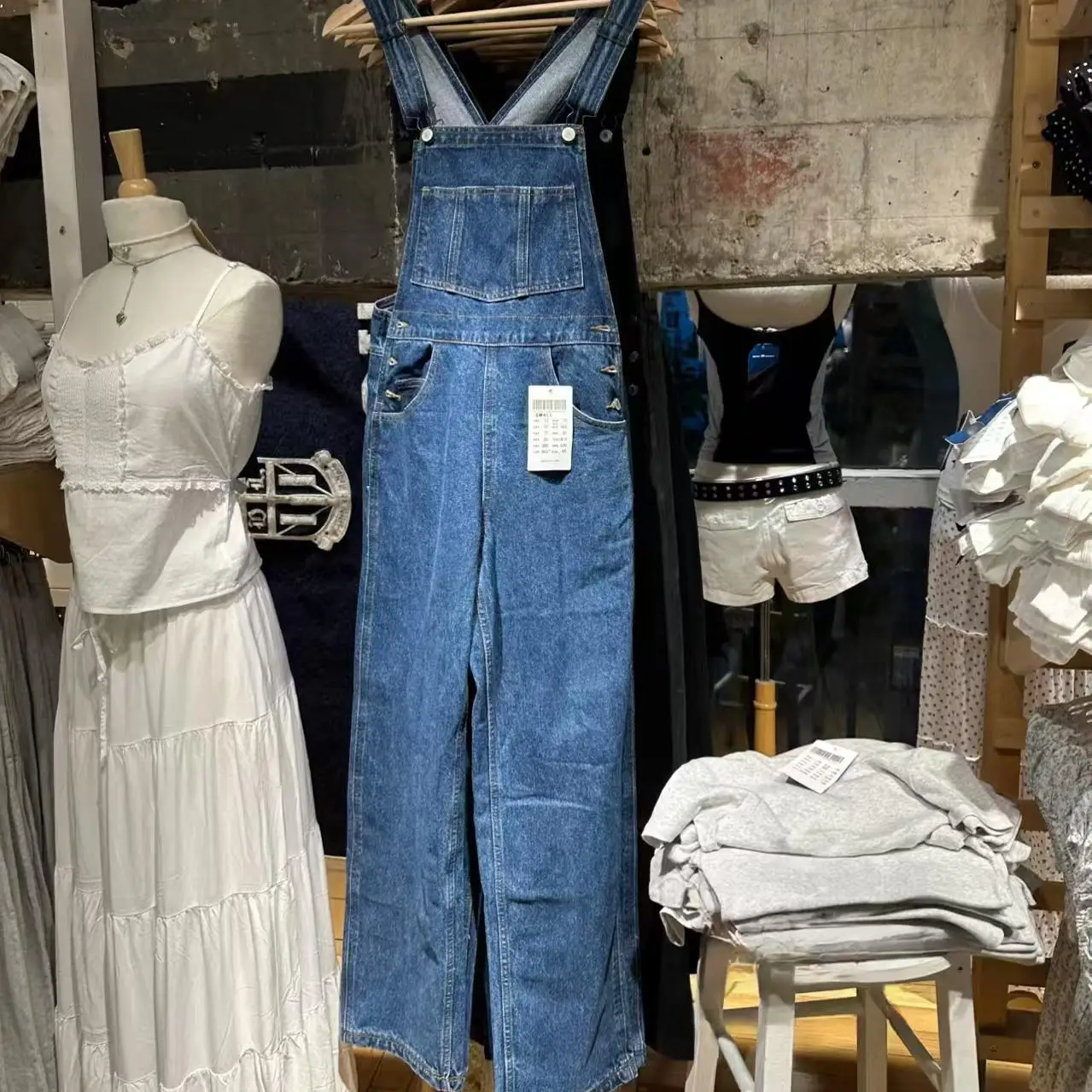 Damskie szerokie ogrodniczki jeansowe wyszczuplające, luźny krój, modne, z wysokim stanem, bawełniane, elastyczne jeansy, kolekcja na lato i jesień.