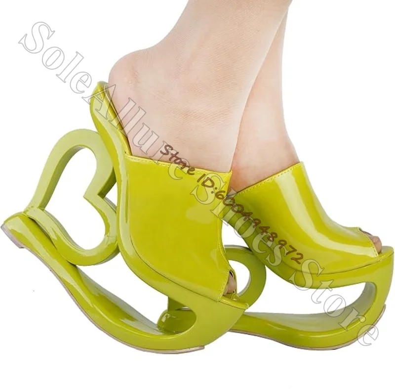 Immagine 6: Sandali Mule Unici in Pelle Verniciata con Zeppa Scultorea a Cuore Intagliato, Plateau e Cinturino Largo Singolo, Punta Aperta e Dettagli Cut-out
