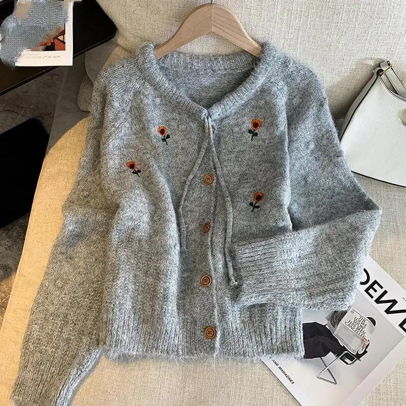 Herbst und Winter neuer süßer Damen-Strickpullover mit bestickten Blumen, elegante und süße Pulloverjacke, hautfreundlich, weich, modisch