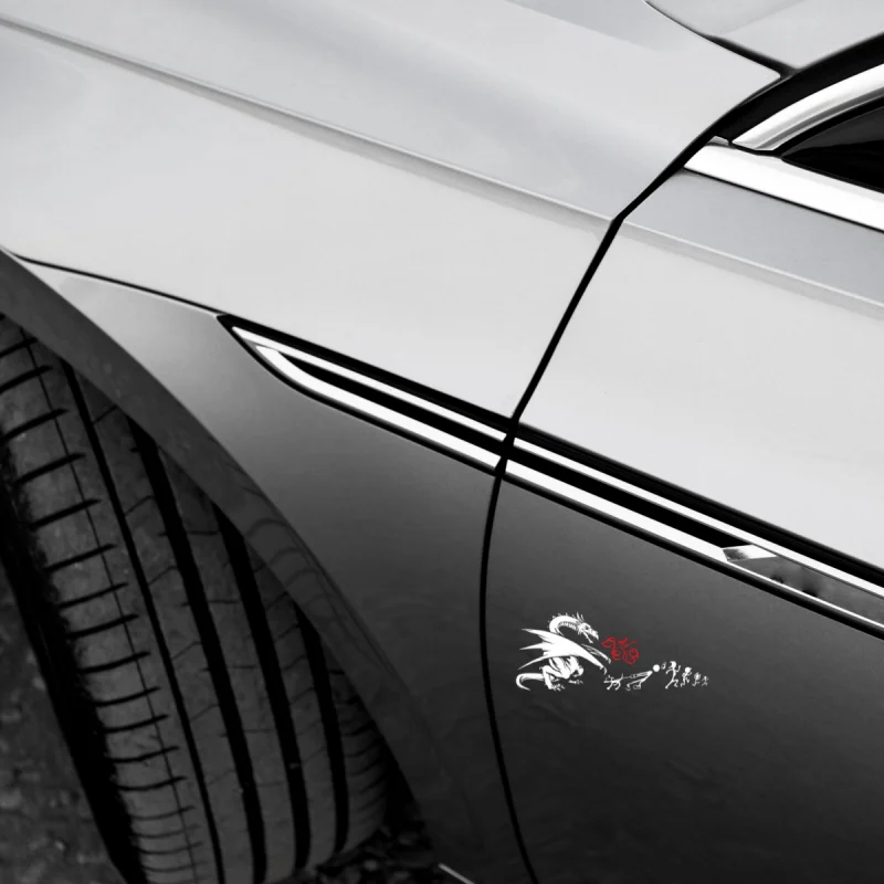 Autocollant en vinyle de dessin animé Dragon blanc et flamme rouge, autocollant noir/blanc/rouge pour accessoires d'ordinateur portable de voiture, 1 pièce