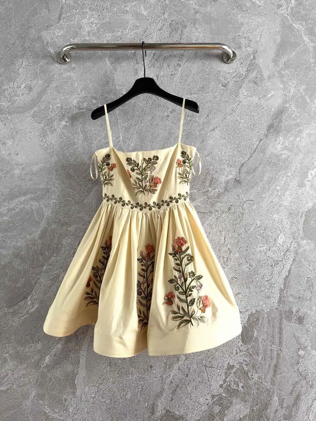 새롭고 우아하며 세련되고 정교한 허리 조임 플로럴 드레스 A라인 여성 드레스