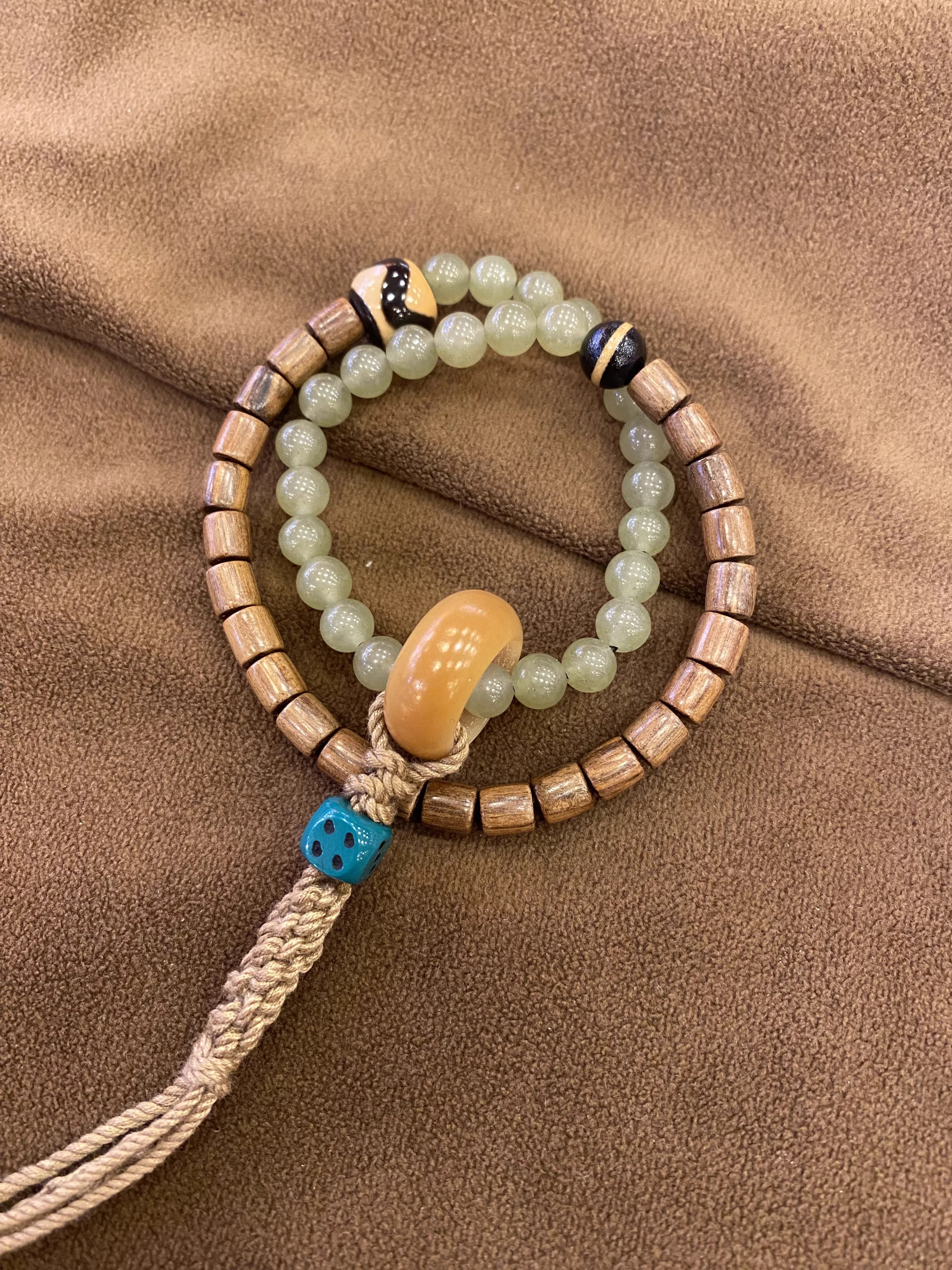 Image 4: Bracelet à double boucle en bois et jade avec pompon
