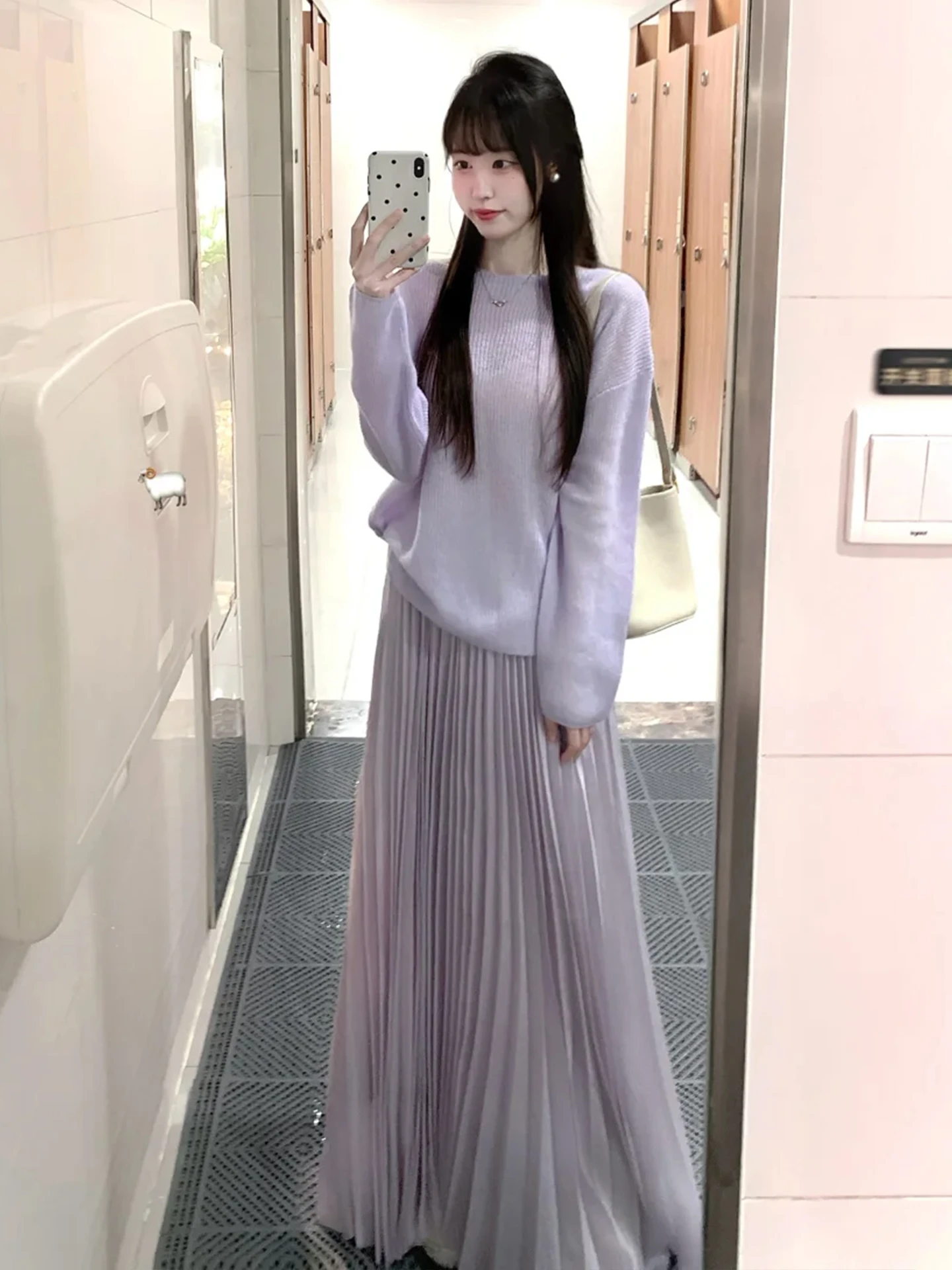 

Женский летний комплект из двух предметов: фиолетовый свитер с длинными рукавами и нежная воздушная юбка-макси. Элегантный комплект премиум-класса.