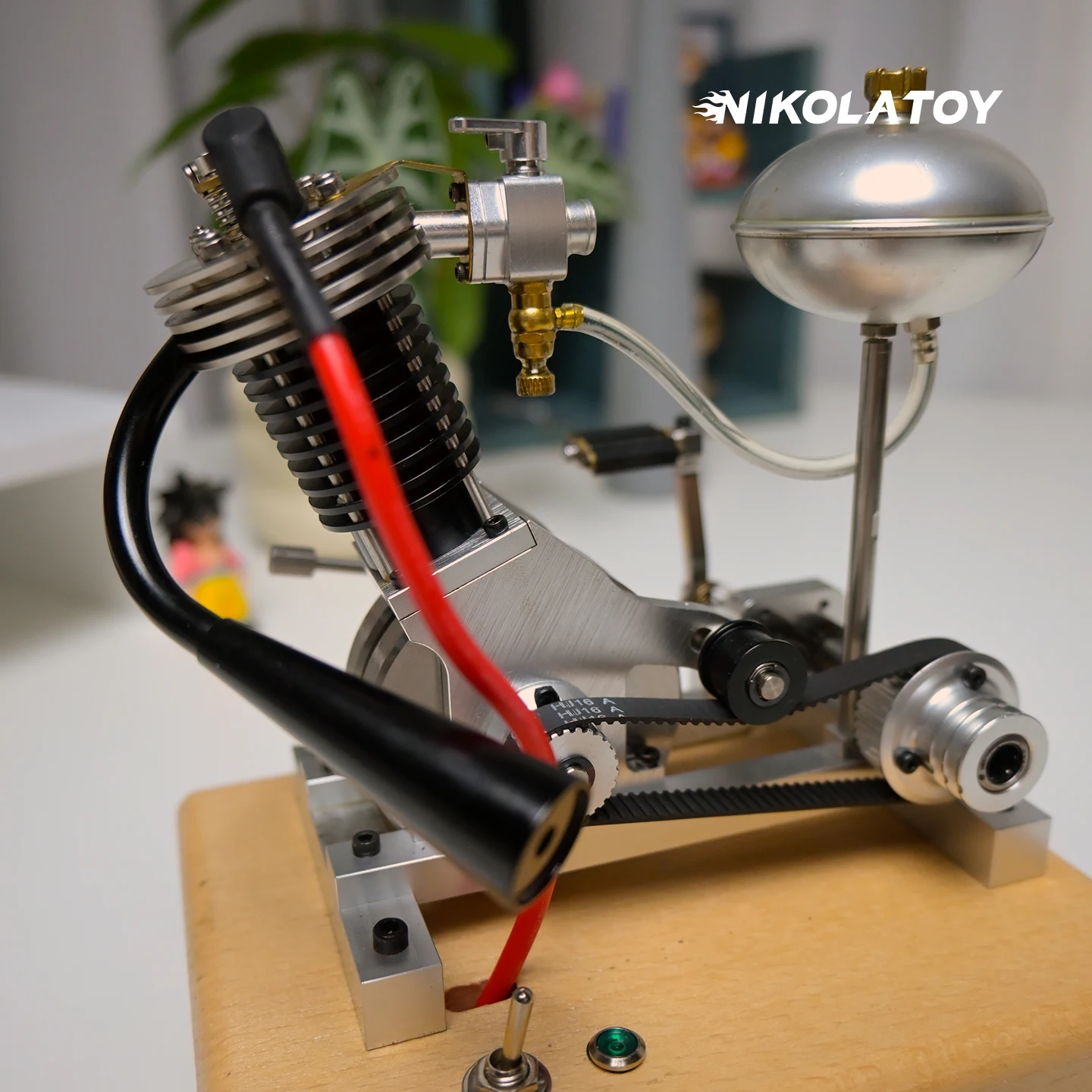 Een miniatuur motorfiets-motormodel met één cilinder die zelfs beginners kunnen spelen