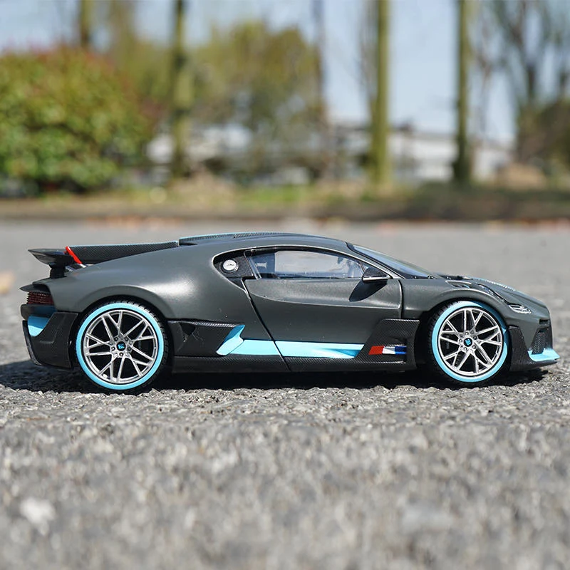 Maisto 1:24 Bugatti DIVO Veyron Alloy Sports Car Model Diecast & Toy Vehicle Metal Car Model Simulation Collection Kids Toy Gift