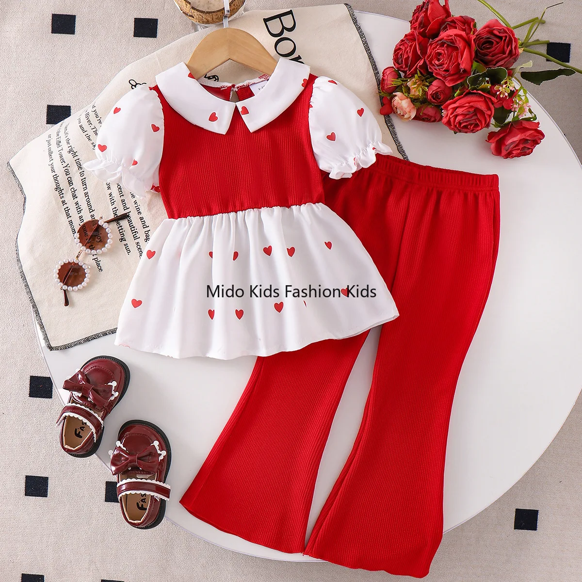 

Летний комплект для девочек в корейском стиле 2026: топ с принтом «Сладкое сердце» и красные расклешенные брюки, 2 предмета, для детей 3-7 лет, в наличии