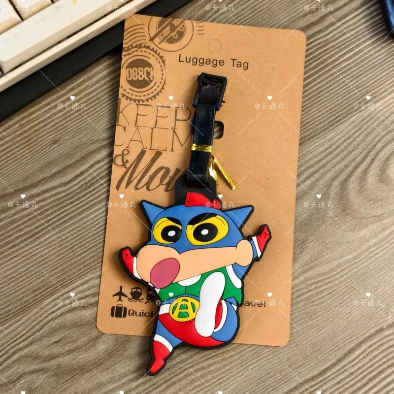 Etiqueta de bagagem com personagem do anime Crayon Shin-chan, acessório de moda fofo para viagem, decoração portátil para pendurar, presente.