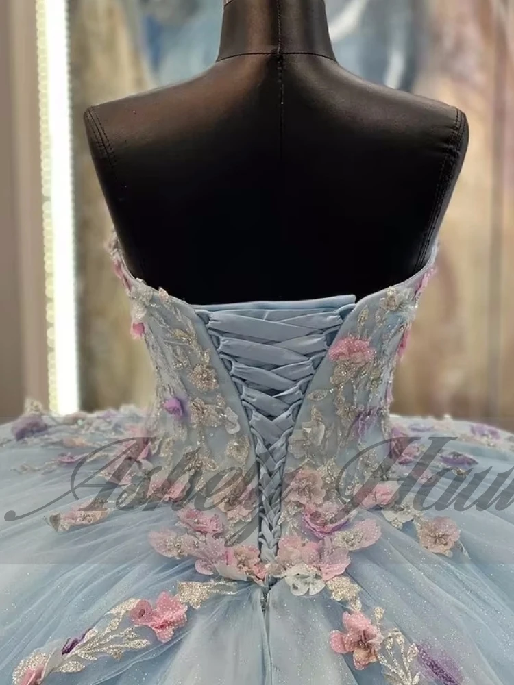 Maßgeschneiderte elegante hellblaue Quinceanera-Kleider für 15- bis 16-jährige Mädchen, Blumenapplikation, bauschiger Rock, Damen-Abschlussball-Partykleid 2025