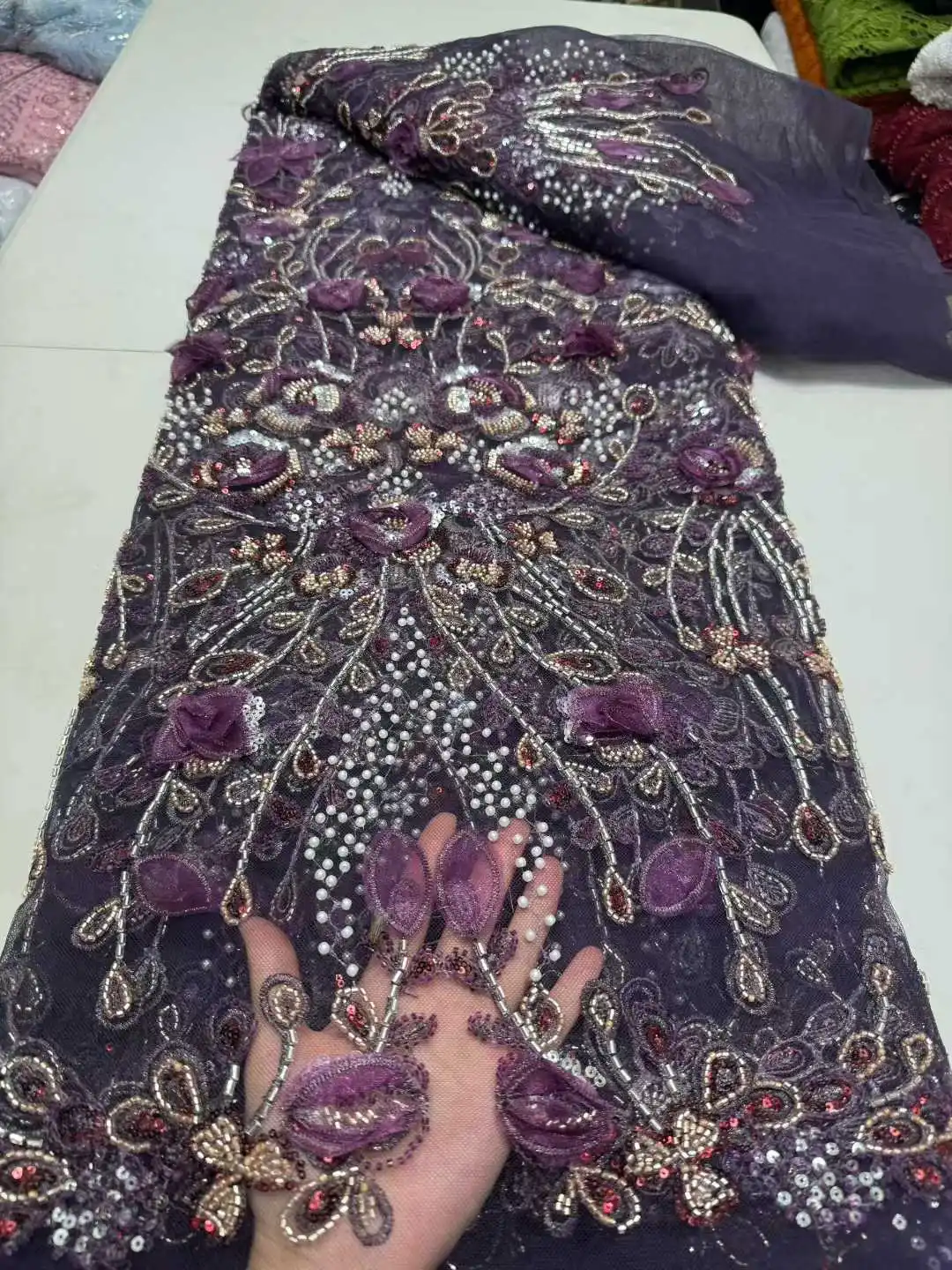 Tela de lujo de alta gama para mujer, nuevo diseño de moda, bordado hecho a mano, cuentas de lentejuelas de encaje de red para hacer vestido de novia