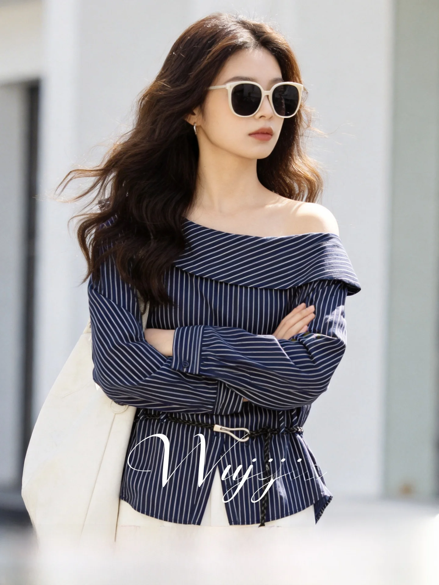 

Летняя новинка: женская рубашка больших размеров с завязками на талии, в полоску, с одним открытым плечом, из дышащего полиэстера, в повседневном стиле, с длинным рукавом.