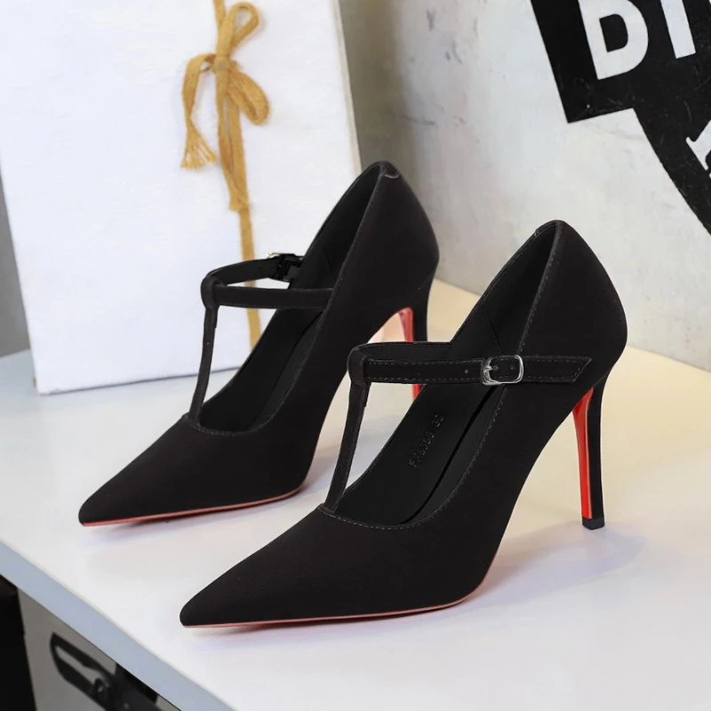 Sepatu Hak Tinggi Wanita Model Pointed Toe, Stiletto Seksi Sol Merah Bahan Suede T-Strap, Model Shallow Mouth Elegan