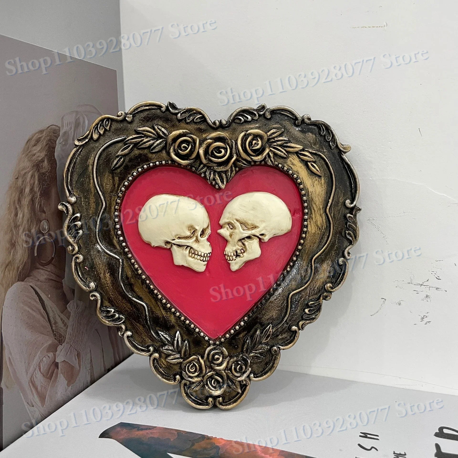 

New Framed Miniature Realistic Human Skulls Halloween Romantic Love Skeleton Decoration Heart-Shaped True Love Skull Ornament