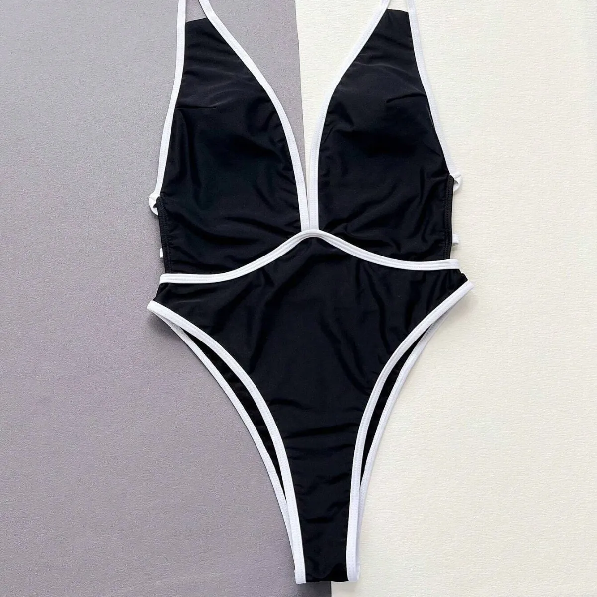 2025年ニューデザインセクシーな黒と白のストラップビキニセット、女性用ホローデザインワンピース水着、人気商品