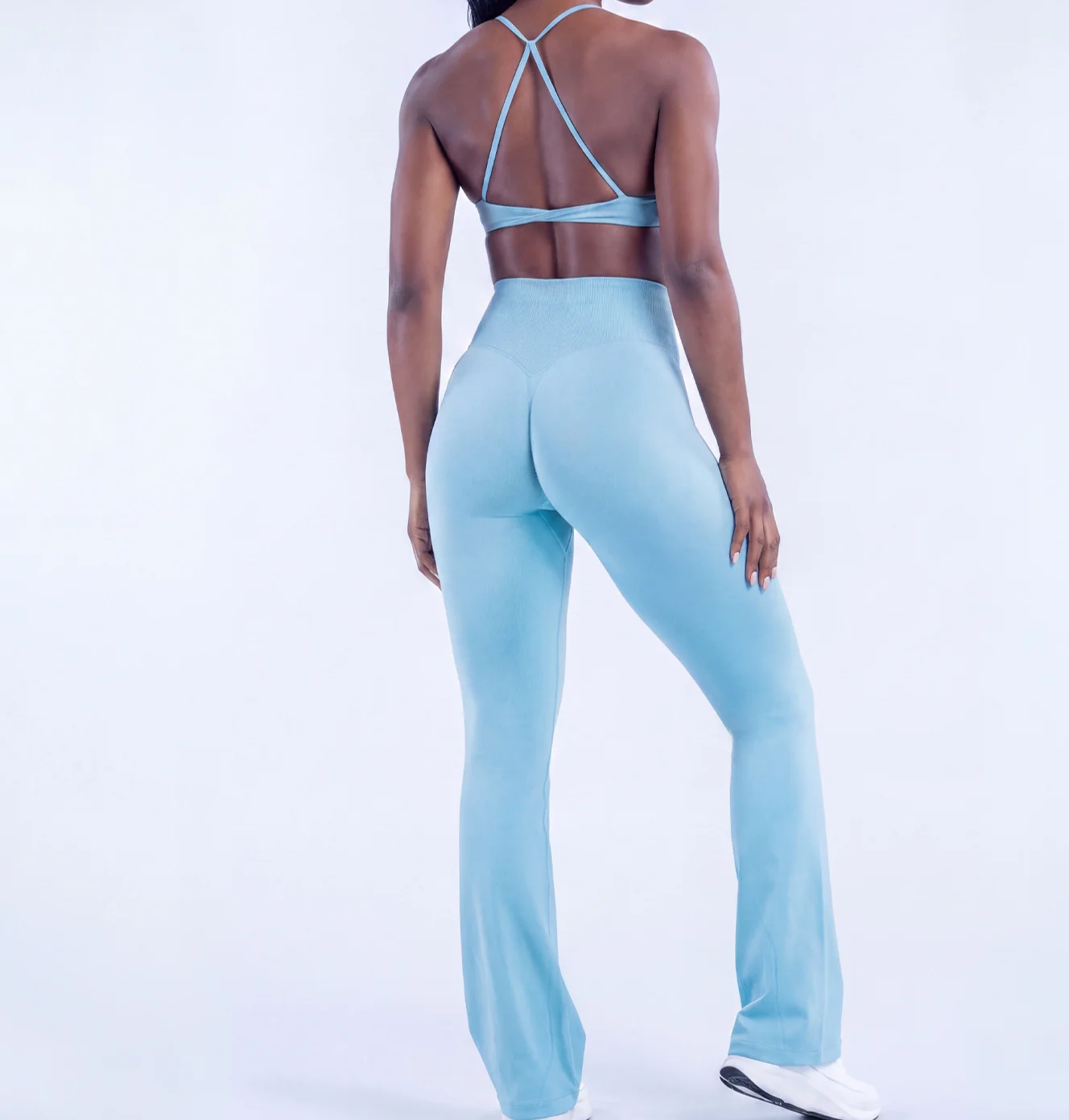 Women's sports outfit for running, fitness, yoga, featuring seamless sports bra and high-waisted pants for outdoor activities