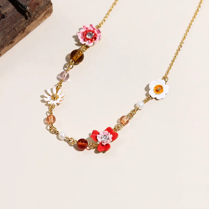 

New Female Red Gerbera White Daisy Light Luxury Necklace Glass Beads Strand Small Choker Jewelry Personality Temperament Gifts