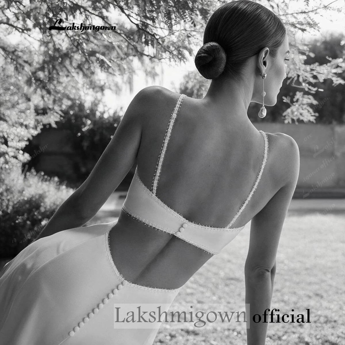 Minimalistisches Brautkleid aus Satin mit hohem Halsausschnitt, ausgeschnittenem Taillenbereich, Meerjungfrauen-Schnitt, abnehmbarem Chiffon-Umhang, offenem Rücken, Strandbrautkleid – Detail 10
