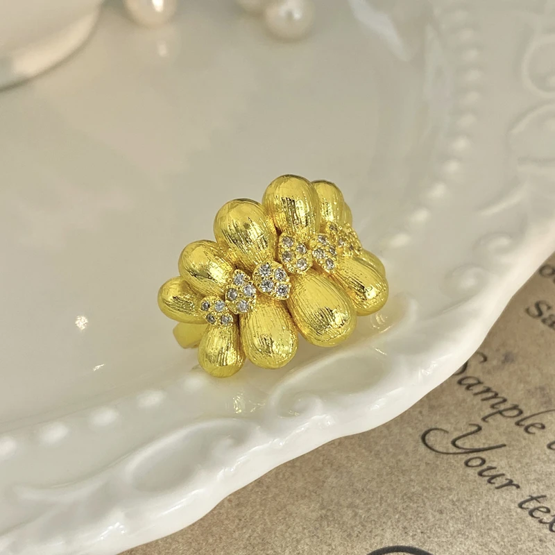 

Europe and the United States classic hand-drawn ribbon coffee bean ring fashion light luxury temperament micro inlaid ladies gif