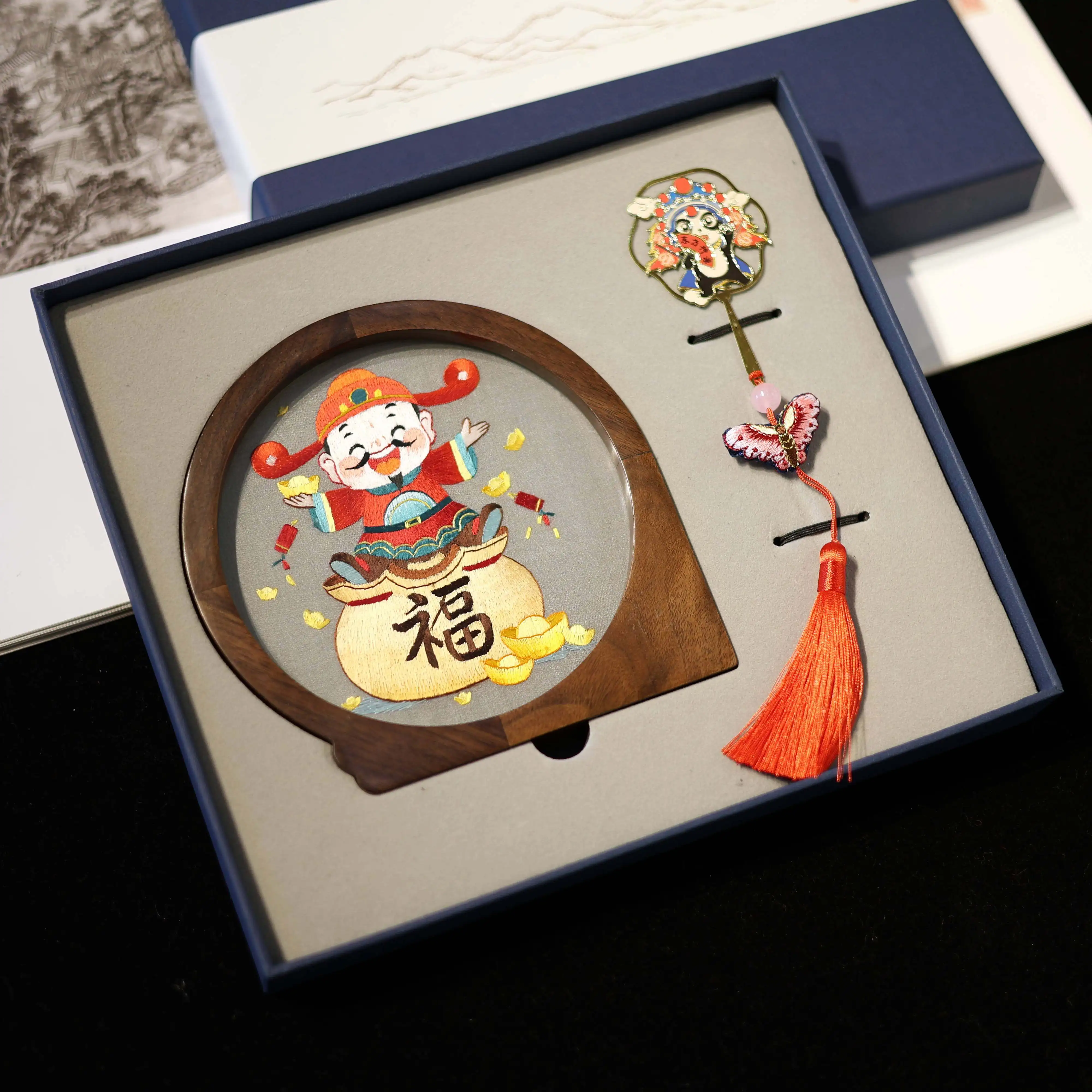Handmade Double Sided Embroidery Gift Box Walnut  Characteristic Business Cultural and Creative Gifts for Foreigners