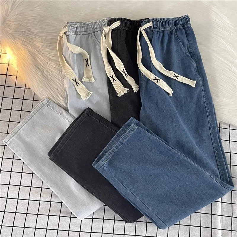 Luźne, szerokie, cienkie jeansy męskie z denimu, modne letnie spodnie długie w stylu casual, typu harlan, z regulowanym sznurkiem w pasie, regularny krój, cienkie.