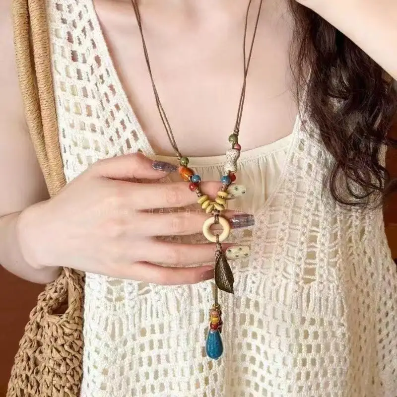 Neue Halskette im chinesischen Stil mit Keramikperlenanhänger für Damen, runde Blattform, lange Pulloverkette, ästhetischer Schmuck, Geschenk – Detail 2