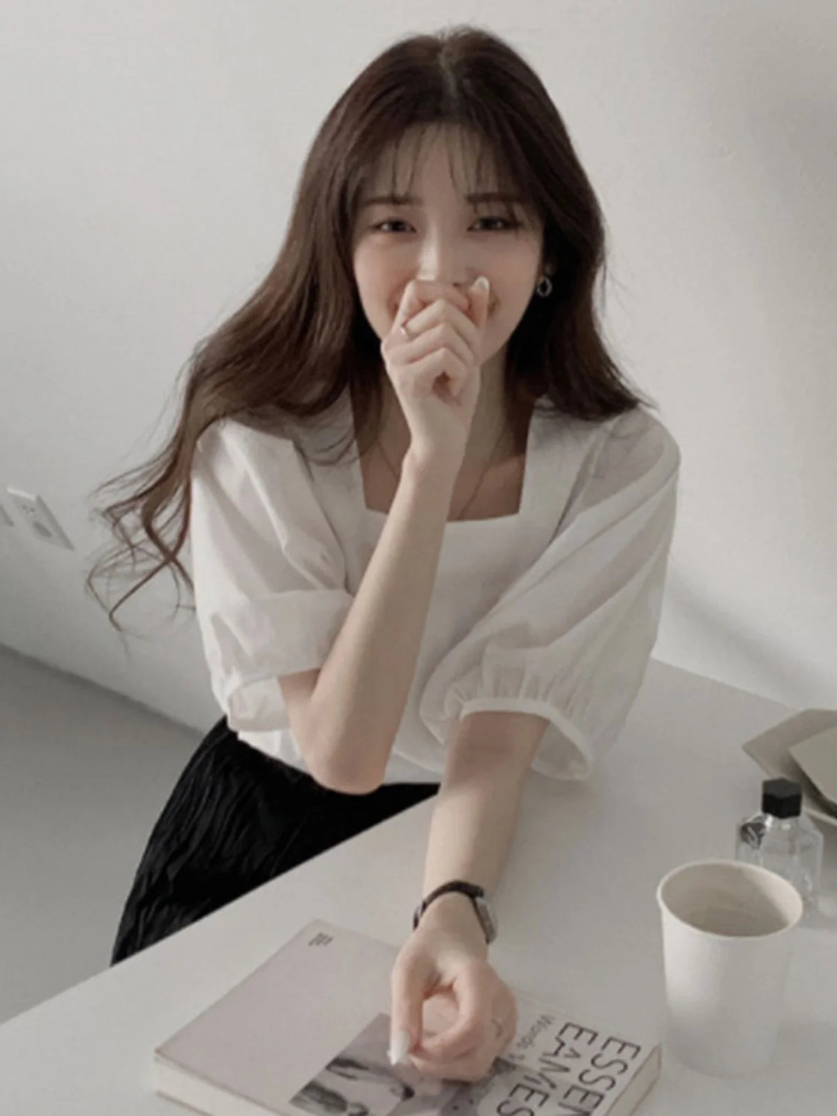 بلوزة نسائية أنيقة فضفاضة بياقة مربعة وأكمام واسعة، تصميم صيفي بسيط وعصري مع تفاصيل مجمعة، قميص أنيق للسيدات