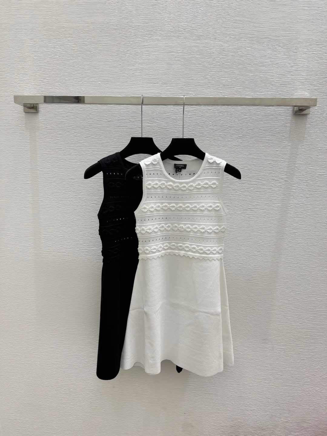 2026 high-quality  women sleeveless knitted dress with 3D embroidery, simple French-style pure white A-line mini dress--wy713