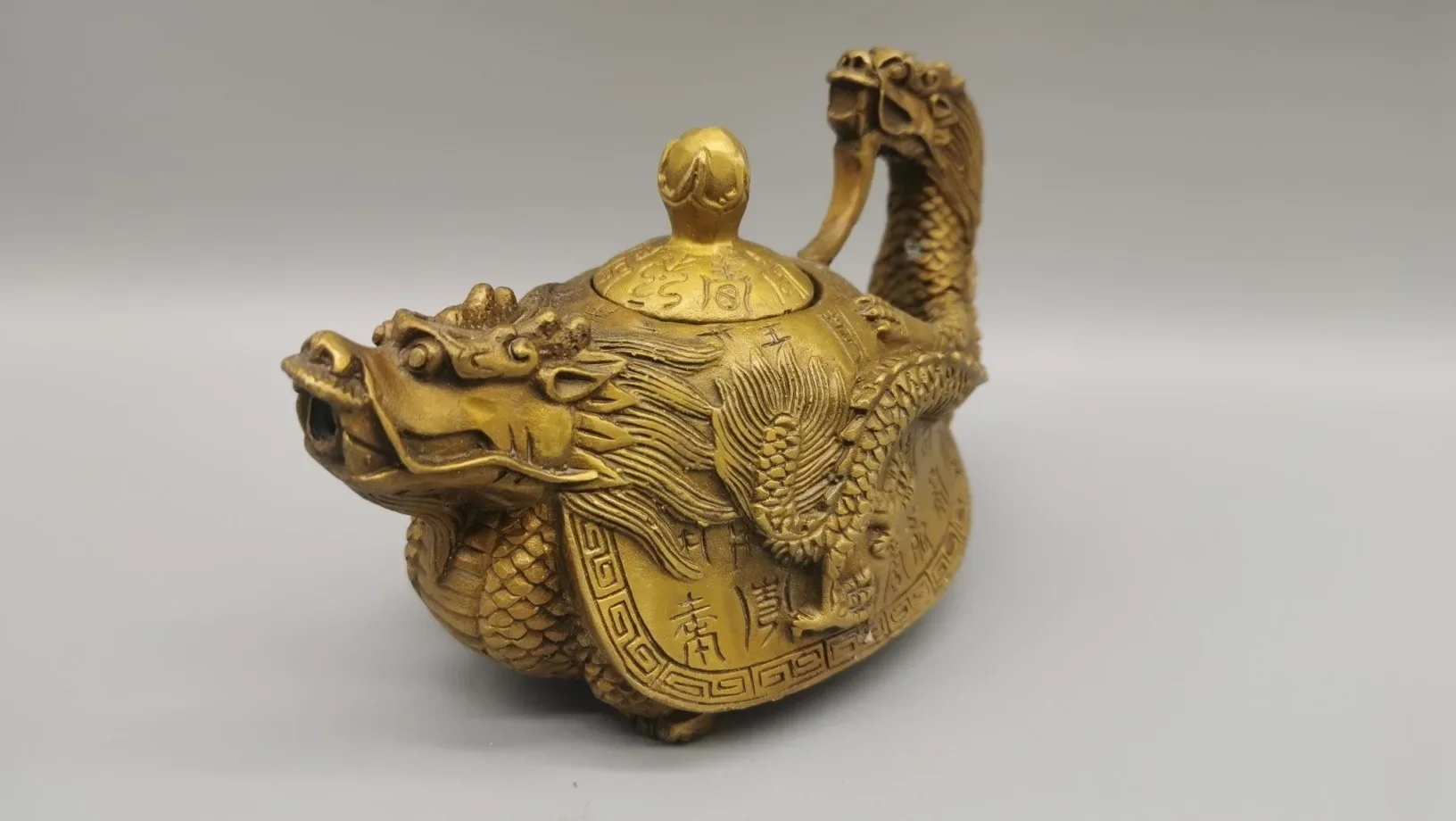 Brass teapot is strong, powerful, noble, and honorable, with a complete set of patina handicrafts and ornaments