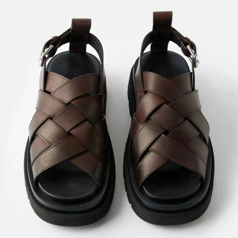 Sandal kulit asli nyaman model anyaman pria, sandal pantai Retro Roma sol tebal kasual modis untuk pria