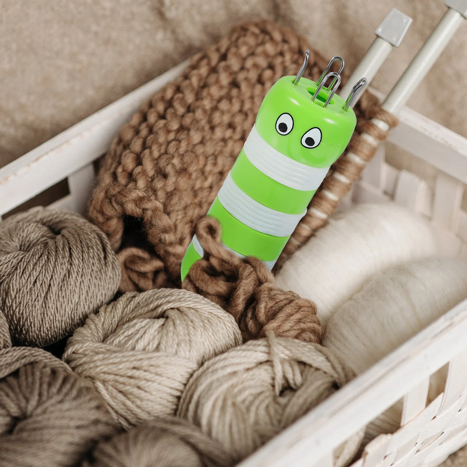 

1Pcs French Knitter Bee Shaped Rope Knitter Lightweight DIY Knit Tool Sweater Stitch Needle Handy Rope Knitting Device Durable